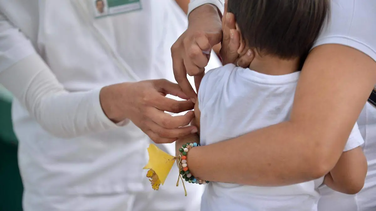 vacunacion vacunación a menores a niños vacunan a pequeños sarampion rubeola vacuna niño